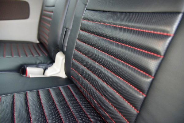 画像3: 【エブリイDA17W】シートカバー ヴィンテージＧＴ ブラック/赤ステッチ【160サイズ】 (3)