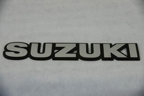 画像1: スズキ純正エンブレム【ＳＵＺＵＫＩ】 (1)