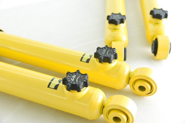 画像2: ジムニー JB64/JB74 KYB製14段減衰調整式ロングショック イエロー ２〜３インチ用 (2)